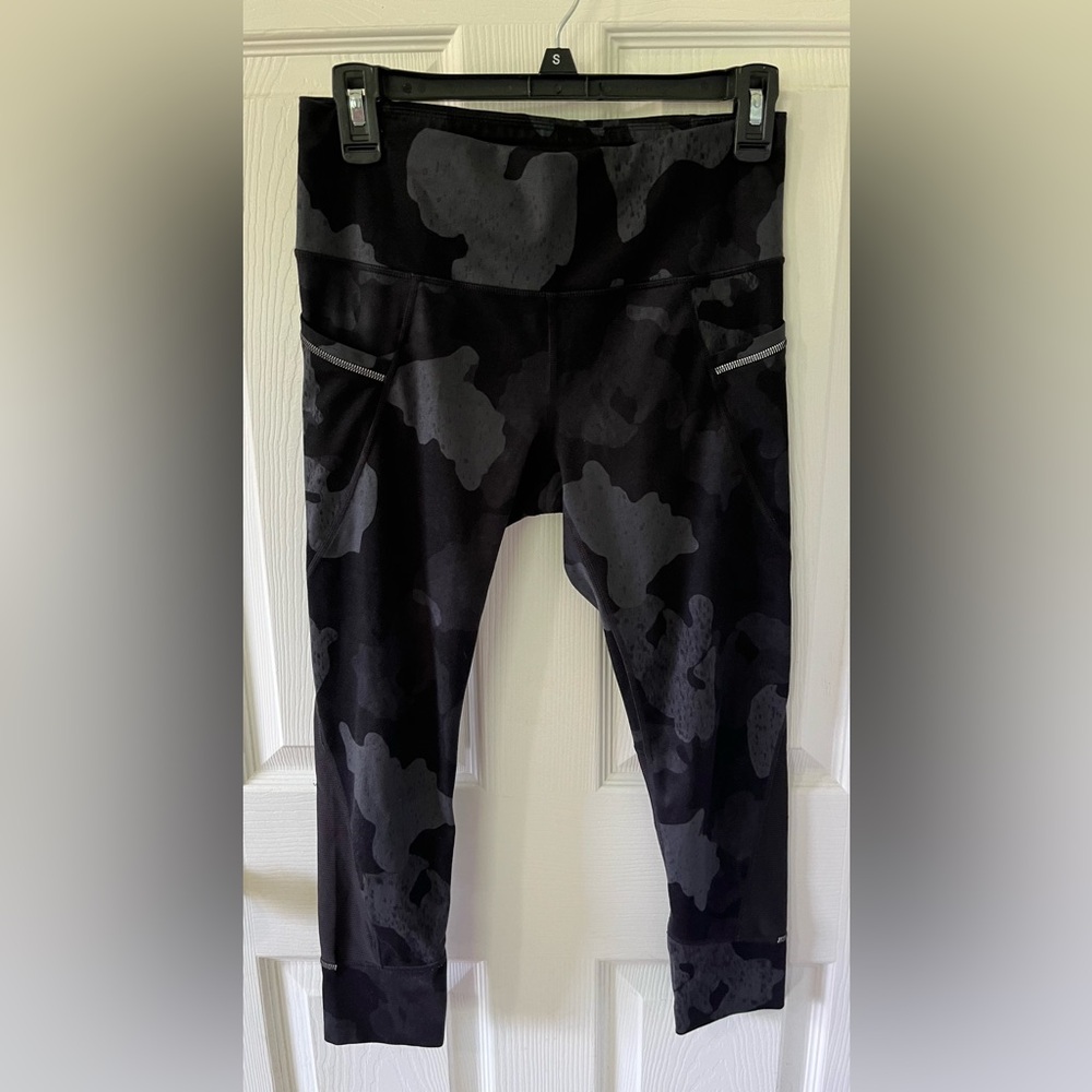 Athleta Capri Leggings. Sz Small Reflective